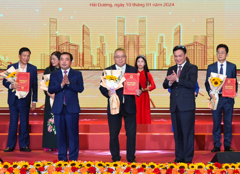 Bí thư Tỉnh ủy Hải Dương Trần Đức Thắng và Chủ tịch UBND tỉnh Hải Dương Triệu Thế Hùng trao quyết định, chứng nhận và biên bản ghi nhớ chủ trương đầu tư cho các nhà đầu tư. Bí thư Tỉnh ủy Hải Dương Trần Đức Thắng và Chủ tịch UBND tỉnh Hải Dương Triệu Thế Hùng trao quyết định, chứng nhận và biên bản ghi nhớ chủ trương đầu tư cho các nhà đầu tư.