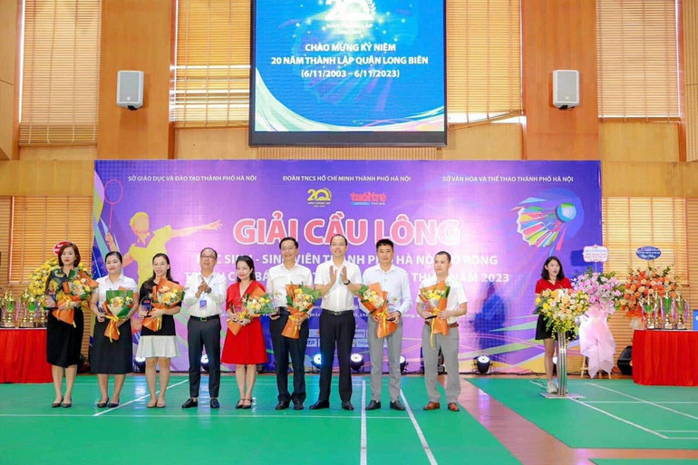 Tổng Biên tập báo Tuổi trẻ Thủ đô, nhà báo Nguyễn Mạnh Hưng trao cờ lưu niệm cho các đội tại Giải Cầu lông trẻ tranh Cúp Báo Tuổi trẻ Thủ đô lần thứ 10, năm 2023.