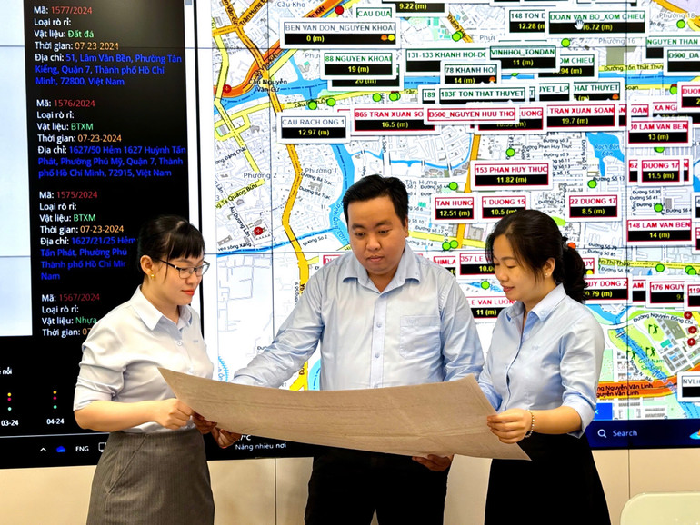 Kỹ sư công nghệ thông tin Nguyễn Minh Hoàng (giữa) - Công ty cổ phần Cấp nước Nhà Bè với nhiều sáng kiến “số hóa“ để phục vụ khách hàng tốt hơn. (Ảnh: QUÝ HIỀN) Kỹ sư công nghệ thông tin Nguyễn Minh Hoàng (giữa) - Công ty cổ phần Cấp nước Nhà Bè với nhiều sáng kiến “số hóa“ để phục vụ khách hàng tốt hơn. (Ảnh: QUÝ HIỀN)