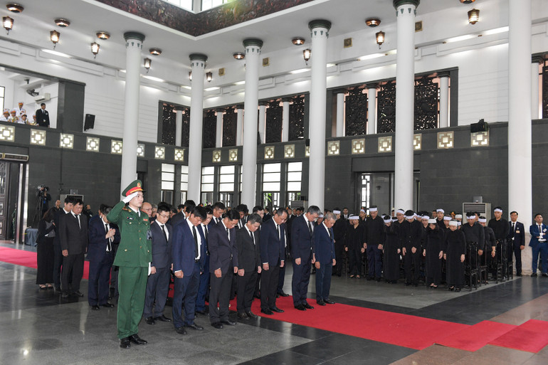 Đoàn Vietnam Airlines viếng Tổng Bí thư Nguyễn Phú Trọng.