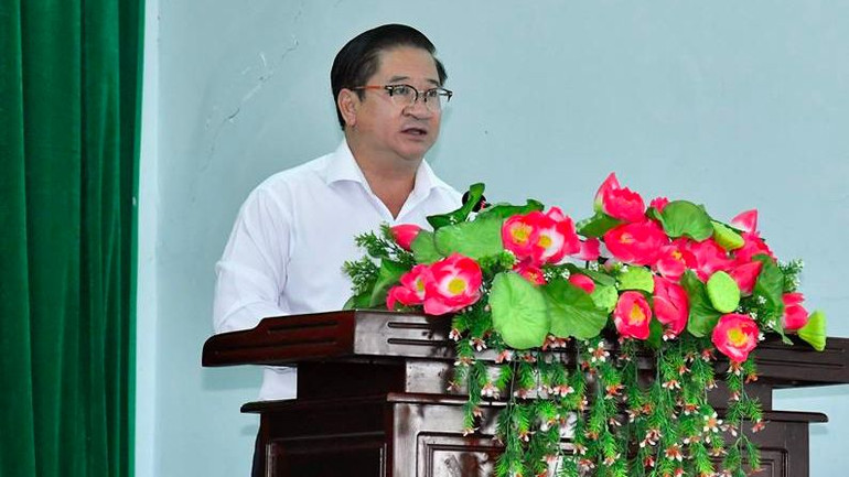 Chủ tịch Ủy ban nhân dân thành phố Cần Thơ Trần Việt Trường báo cáo giải đáp các ý kiến của cử tri tại hội nghị.