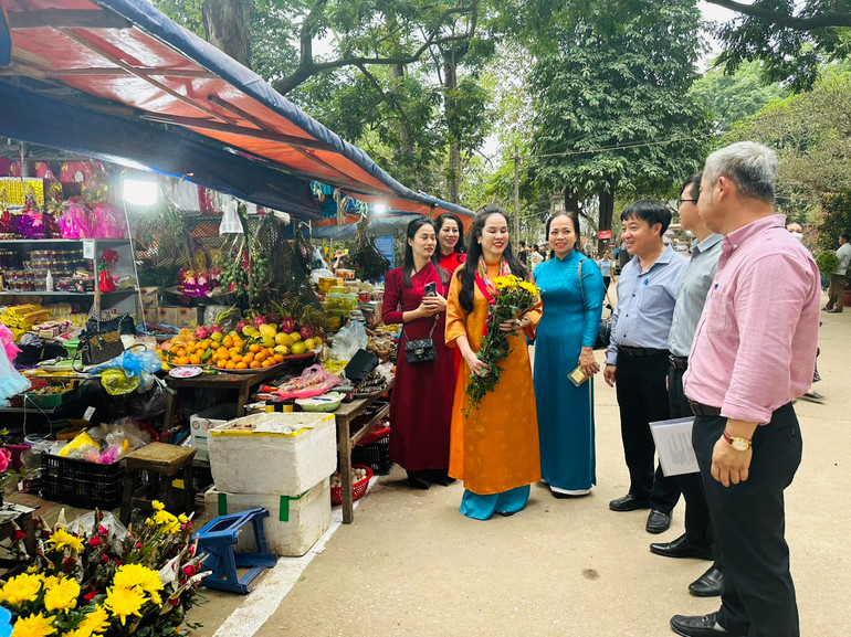 Kiểm tra công tác tổ chức lễ hội tại đền Và (thị xã Sơn Tây, Hà Nội). Ảnh: Chí Dũng.