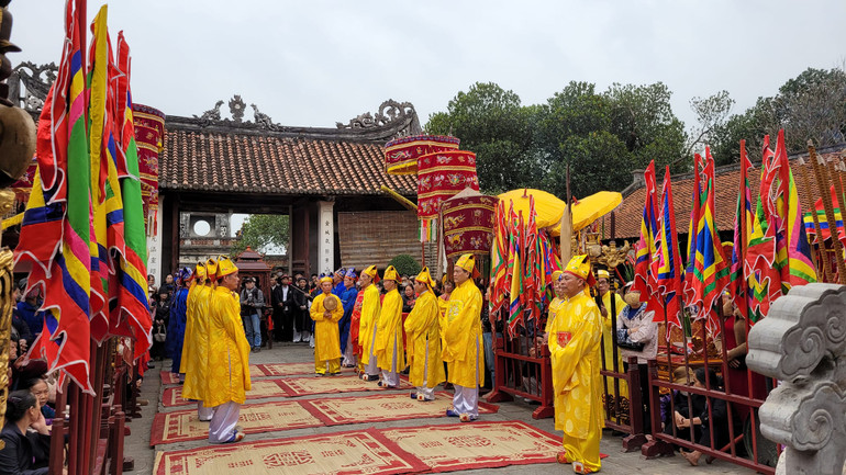Lễ hội Cổ Loa diễn ra trong không khí trang nghiêm trong dịp xuân Giáp Thìn. Ảnh: Chí Dũng.