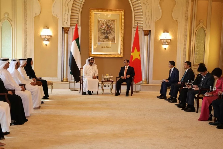 Trong chuyến thăm chính thức UAE, sáng 28/10, Thủ tướng Phạm Minh Chính tiếp Bộ trưởng Kinh tế UAE Abdulla Bin Touq Al Marri. Ảnh: Nguyên Minh