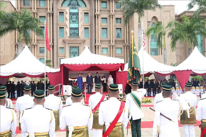 Lễ đón Tổng Bí thư Tô Lâm và Phu nhân được tổ chức trọng thể tại Phủ Thủ tướng ở thủ đô hành chính Putrajaya, Malaysia. Ảnh: Thống Nhất/TTXVN Lễ đón Tổng Bí thư Tô Lâm và Phu nhân được tổ chức trọng thể tại Phủ Thủ tướng ở thủ đô hành chính Putrajaya, Malaysia. Ảnh: Thống Nhất/TTXVN