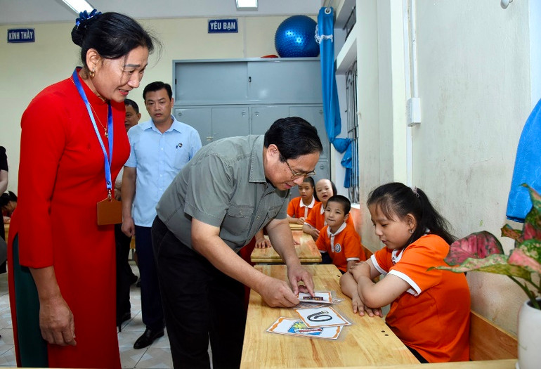 Thủ tướng Phạm Minh Chính ân cần thăm hỏi các cháu học sinh khuyết tật.