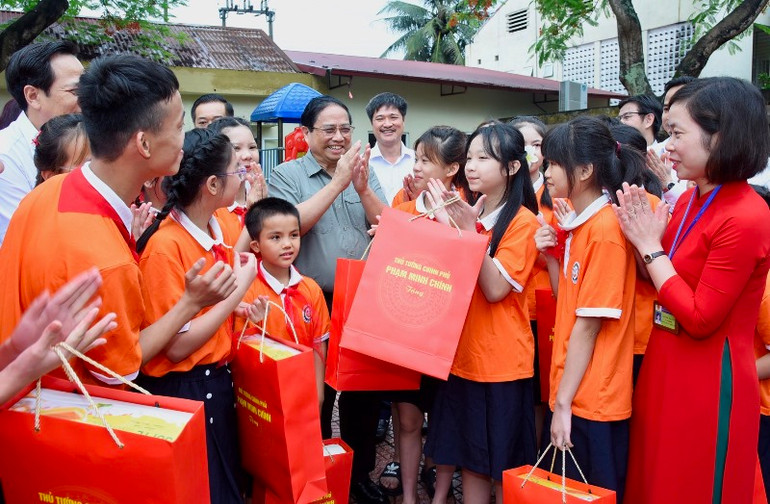Thủ tướng Phạm Minh Chính với các cháu học sinh Trung tâm Nuôi dưỡng trẻ khuyết tật Hà Nội.