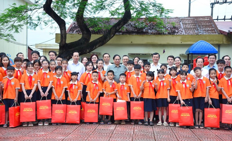 Thủ tướng Phạm Minh Chính chụp ảnh lưu niệm với các cháu học sinh.