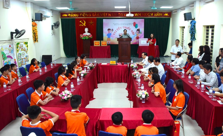 Thủ tướng Phạm Minh Chính đến thăm, ân cần nói chuyện với các thầy cô, học sinh sinh của Trung tâm Nuôi dưỡng trẻ khuyết tật Hà Nội.