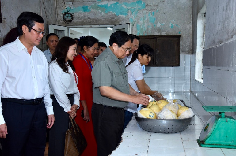 Thủ tướng Phạm Minh Chính thăm, kiểm tra khu vực bếp ăn của Trung tâm Nuôi dưỡng trẻ khuyết tật Hà Nội.