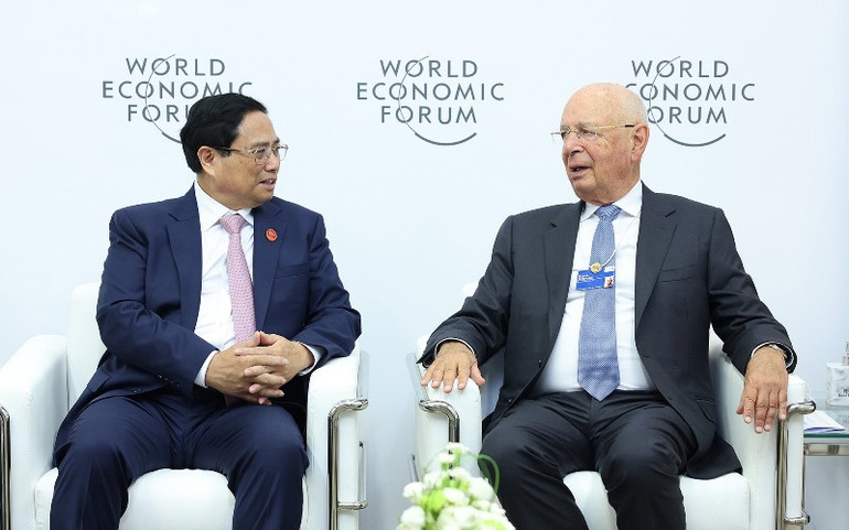 Thủ tướng Phạm Minh Chính và Nhà sáng lập kiêm Chủ tịch điều hành WEF Klaus Schwab.