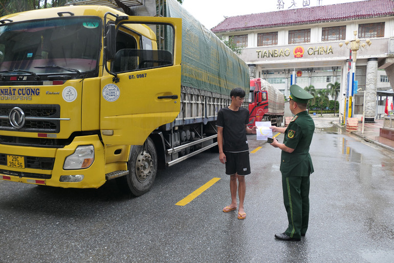 Hoạt động xuất nhập khẩu hàng hóa qua Cửa khẩu quốc tế Thanh Thủy (Hà Giang). (Ảnh: Khánh Toàn)