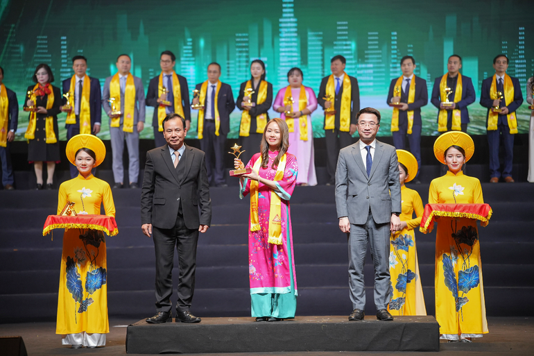 Đại diện Golf Long Thành đón nhận giải thưởng Sao vàng Đất Việt 2024. Đại diện Golf Long Thành đón nhận giải thưởng Sao vàng Đất Việt 2024.