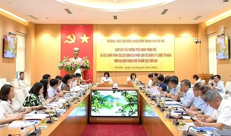 Thường trực Hội đồng nhân dân thành phố Hà Nội giám sát việc chấp hành các quy định của pháp luật về quản lý y dược tư nhân trên địa bàn thành phố.