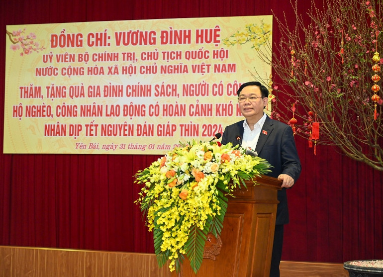 Chủ tịch Quốc hội Vương Đình Huệ phát biểu thăm hỏi, chúc Tết Đảng bộ, chính quyền, nhân dân và các lực lượng vũ trang huyện Trấn Yên. (Ảnh: DUY LINH)