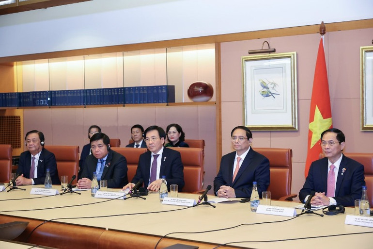 Thủ tướng Chính phủ Phạm Minh Chính và Đoàn đại biểu cấp cao Việt Nam tại cuộc hội đàm.