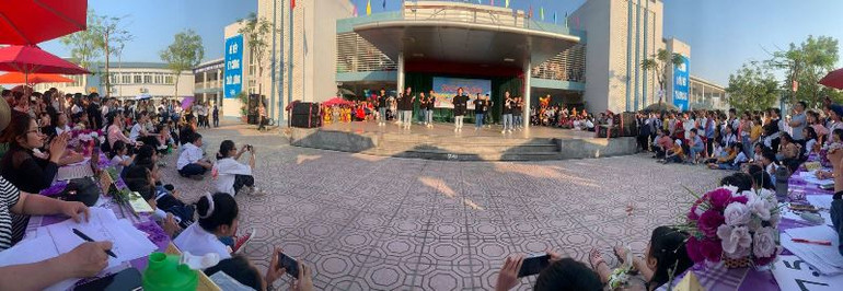 Học sinh của trường biểu diễn tiết mục văn nghệ.