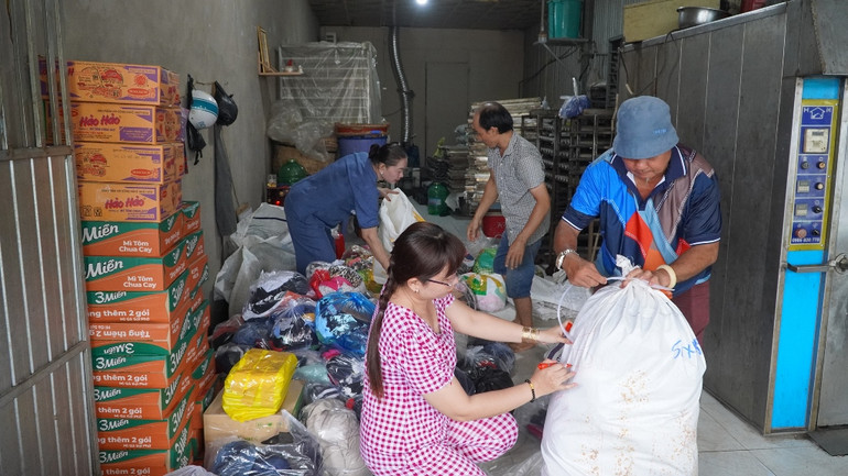 Nhóm thiện nguyện “Lò bánh mì cô Thảo” ở Đồng Tháp chuẩn bị hàng hóa cứu trợ chuyển ra miền bắc. (Ảnh: Hữu Nghĩa)