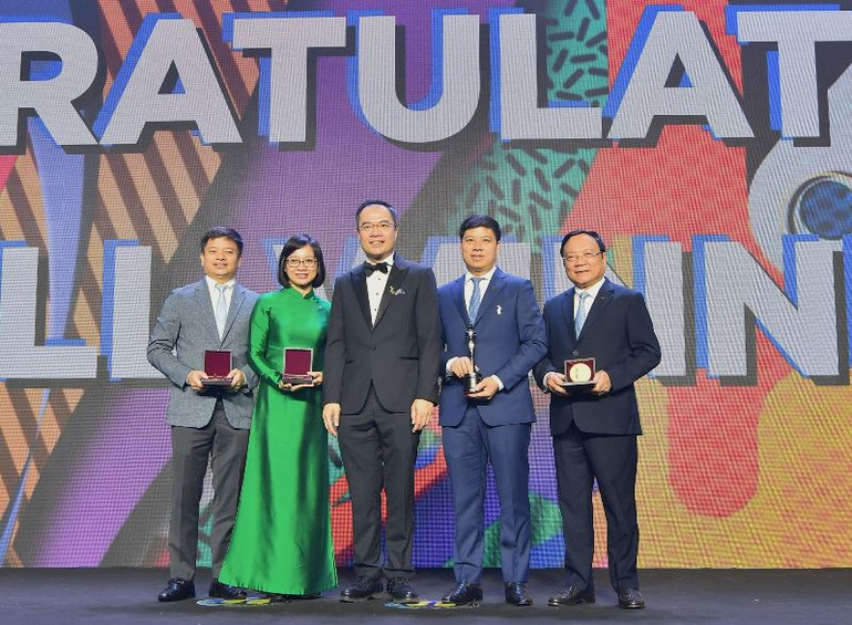 Các đại biểu của Vietcombank chụp ảnh lưu niệm cùng ông William Ng - Tổng Biên tập Tạp chí HR Asia, Chủ tịch Hội đồng đánh giá giải thưởng HRAA. Các đại biểu của Vietcombank chụp ảnh lưu niệm cùng ông William Ng - Tổng Biên tập Tạp chí HR Asia, Chủ tịch Hội đồng đánh giá giải thưởng HRAA.