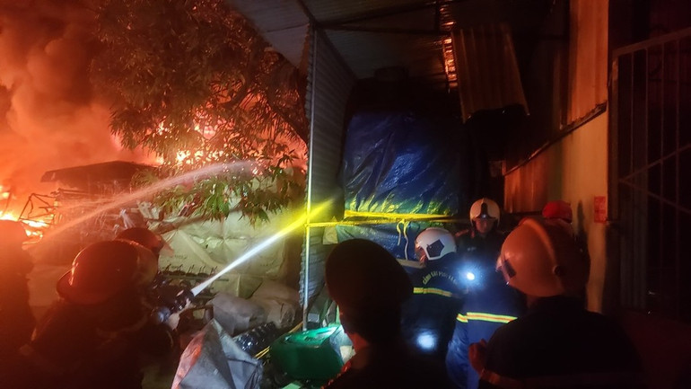 Lực lượng chức năng nỗ lực dập lửa. Ảnh: TTXVN