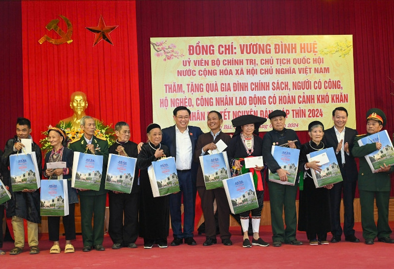 Chủ tịch Quốc hội Vương Đình Huệ và Bí thư Tỉnh ủy Yên Bái Đỗ Đức Duy tặng quà cho các hộ gia đình chính sách, người có công. (Ảnh: DUY LINH)