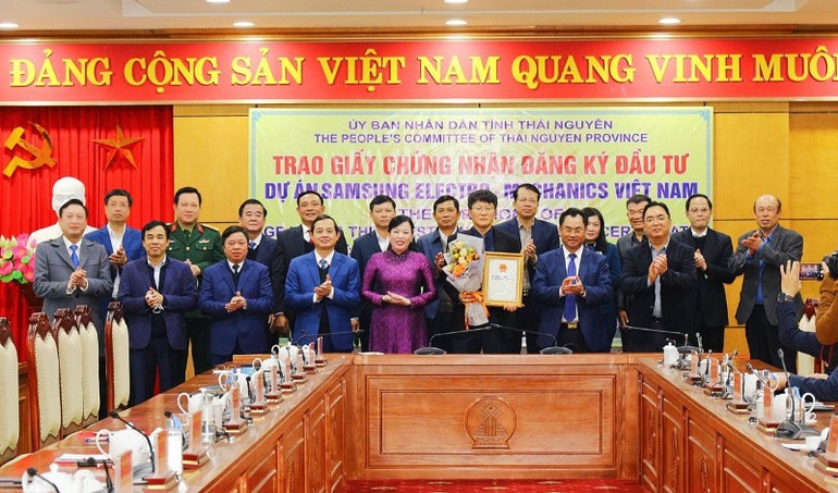 Lãnh đạo tỉnh Thái Nguyên trao Giấy chứng nhận đăng ký đầu tư mở rộng Dự án Samsung Electro-Mechanics Việt Nam cho Công ty TNHH Samsung Electro-Mechanics Việt Nam (Công ty SEMV) với số vốn tăng thêm 920 triệu USD. Ảnh: Thế Bình
