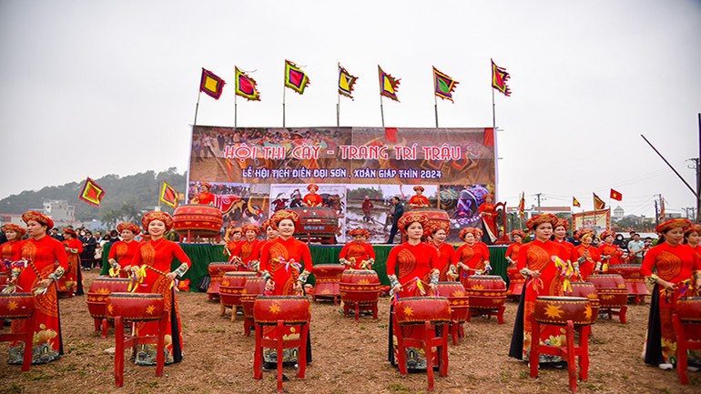 Màn trống nữ làng Đọi Tam biểu diễn tại Lễ hội Tịch điền Đọi Sơn. Ảnh: Đào Phương.