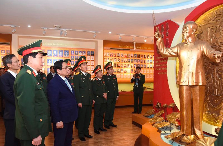 Thủ tướng Phạm Minh Chính thăm phòng truyền thống của Nhà trường.