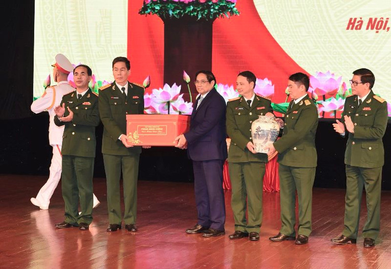 Thủ tướng Phạm Minh Chính tặng quà lưu niệm cho Trường Đại học Văn hóa Nghệ thuật Quân đội.