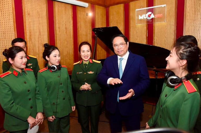 Thủ tướng Phạm Minh Chính thăm một phòng học của Nhà trường.