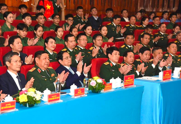 Thủ tướng Phạm Minh Chính và các đồng chí lãnh đạo tại buổi đến thăm.