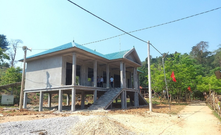 Nhà sinh hoạt động đồng bản Khe Rung, xã Thượng Trạch, huyện Bố Trạch (Quảng Bình) đang được xây dựng khang trang từ nguồn vốn của Chương trình Mục tiêu quốc gia về phát triển kinh tế-xã hội vùng đồng bào dân tộc thiểu số và miền núi. (Ảnh: Hương Giang)