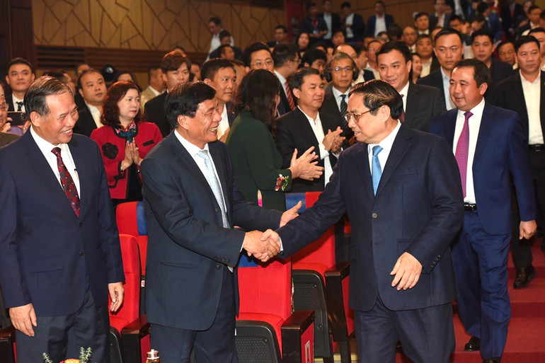 Thủ tướng Phạm Minh Chính với các đại biểu tham dự Hội nghị công bố Quy hoạch và xúc tiến đầu tư tỉnh Hải Dương. Thủ tướng Phạm Minh Chính với các đại biểu tham dự Hội nghị công bố Quy hoạch và xúc tiến đầu tư tỉnh Hải Dương.