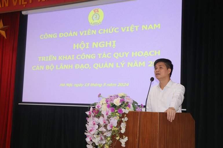 Đồng chí Ngọ Duy Hiểu, Phó Bí thư Đảng đoàn, Phó Chủ tịch Tổng Liên đoàn Lao động Việt Nam, Chủ tịch Công đoàn Viên chức Việt Nam phát biểu tại hội nghị.