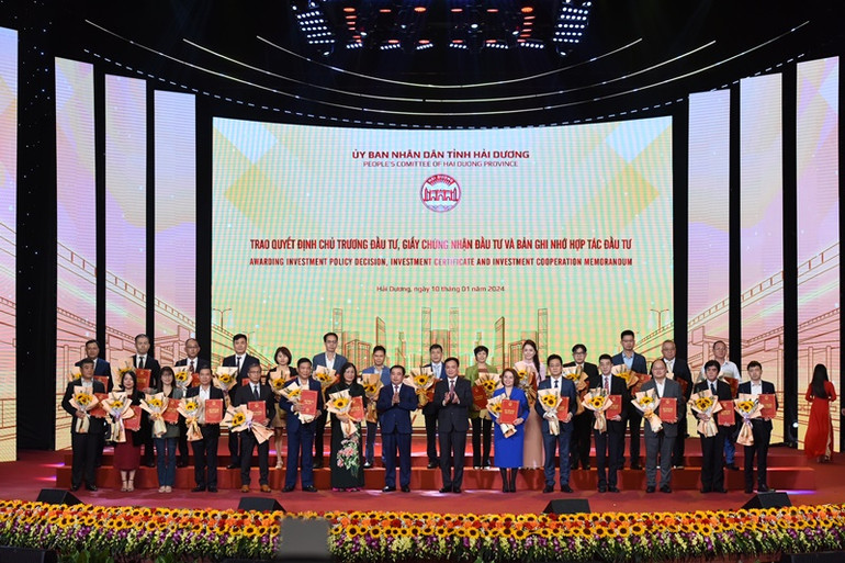 Bí thư Tỉnh ủy Hải Dương Trần Đức Thắng và Chủ tịch UBND tỉnh Hải Dương Triệu Thế Hùng với các nhà đầu tư.