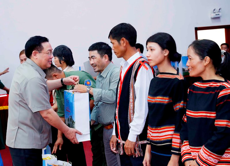 Chủ tịch Quốc hội Vương Đình Huệ trao quà tặng các gia đình chính sách, hộ nghèo, công nhân, người lao động có hoàn cảnh khó khăn.