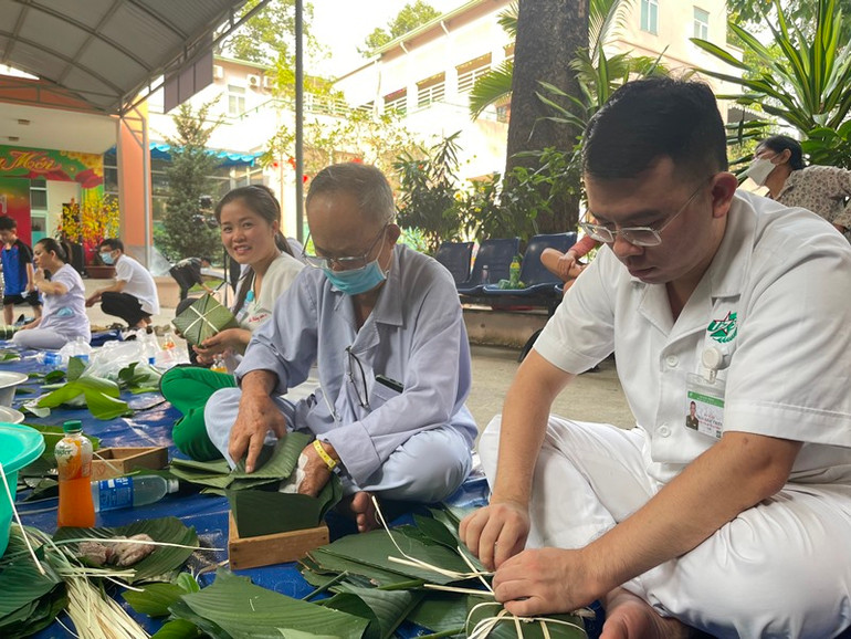 Bác sĩ, nhân viên y tế tại Bệnh viện Quân y 175 gói bánh chưng tặng những bệnh nhân có hoàn cảnh khó khăn trong dịp Tết Nguyên đán Giáp Thìn 2024. Ảnh: Yến Ngọc