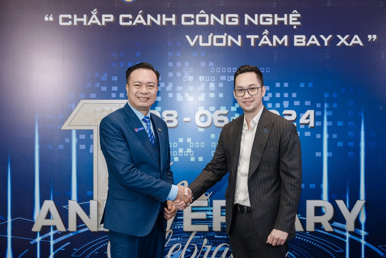 Ông Lương Nguyễn Minh Đăng - Giám đốc Khối Ngân hàng bán lẻ Eximbank và ông Nguyễn Xuân Thủy – Nhà sáng lập VBCI ký kết Biên bản ghi nhớ. Ông Lương Nguyễn Minh Đăng - Giám đốc Khối Ngân hàng bán lẻ Eximbank và ông Nguyễn Xuân Thủy – Nhà sáng lập VBCI ký kết Biên bản ghi nhớ.