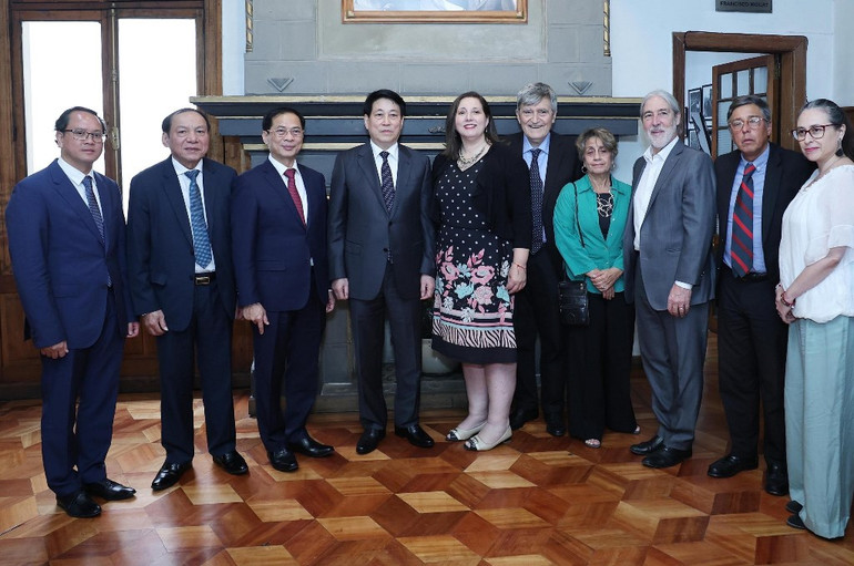 Chủ tịch nước Lương Cường và các đại biểu tại trụ sở Đảng Xã hội Chile. Ảnh: Lâm Khánh – TTXVN