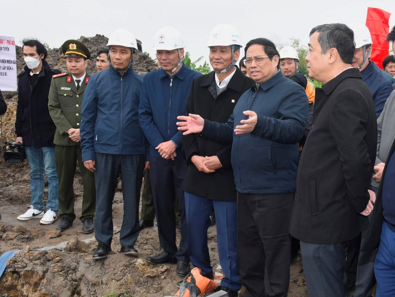 Thủ tướng Phạm Minh Chính và đoàn công tác thị sát công trình thi công móng cột vị trí 201 trên địa bàn xã Châu Sơn, huyện Quỳnh Phụ, Thái Bình.