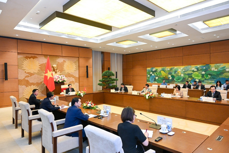 Quang cảnh cuộc điện đàm giữa Chủ tịch Quốc hội Vương Đình Huệ với Chủ tịch Thượng viện Campuchia Samdech Techo Hun Sen.