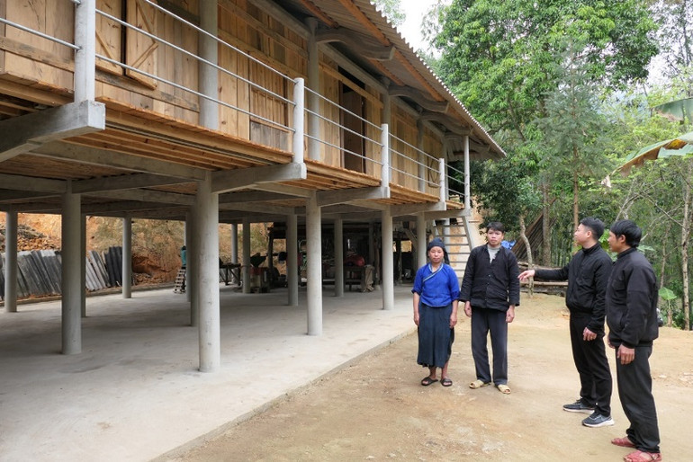 Gia đình anh Vàng Seo Phúc, thôn Cóc Mùi Hạ, xã Pố Lồ, huyện Hoàng Su Phì, tỉnh Hà Giang dựng ngôi nhà sàn mới từ vốn của Chương trình Mục tiêu quốc gia về phát triển kinh tế-xã hội vùng đồng bào dân tộc thiểu số và miền núi. (Ảnh: Khánh Toàn)