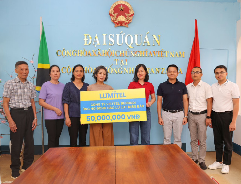 Công ty Viettel Burundi (Lumitel) ủng hộ đồng bào bị lũ lụt.