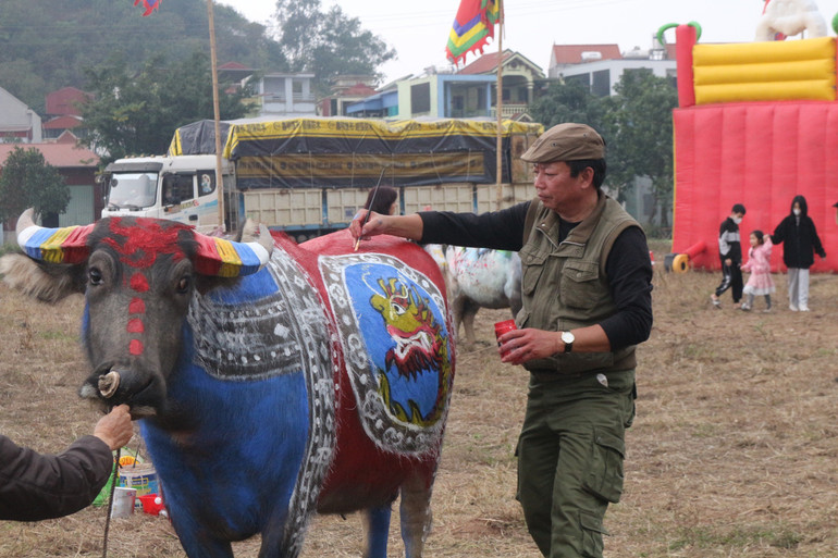 Hội thi trang trí trâu tại Lễ hội Tịch điền Đọi Sơn năm 2024. Ảnh: Đào Phương.
