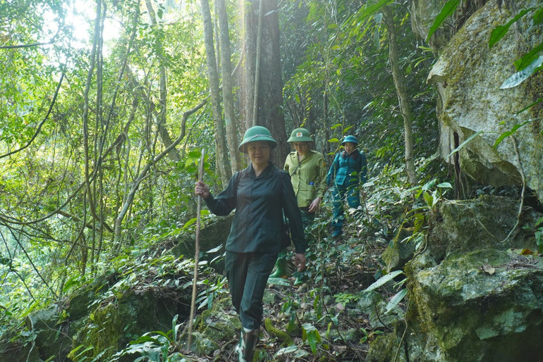 Chị Ma Thị Na, Phó Bí thư Thường trực Huyện ủy Chợ Đồn, “hướng dẫn viên” đặc biệt (người đi đầu) dẫn đoàn khám phá Nam Xuân Lạc. (Ảnh: NGỌC TÚ)