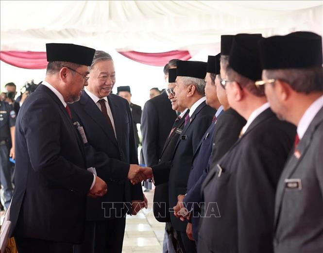 Tổng Bí thư Tô Lâm bắt tay các thành viên đoàn Malaysia tại lễ đón. Ảnh: Thống Nhất/TTXVN Tổng Bí thư Tô Lâm bắt tay các thành viên đoàn Malaysia tại lễ đón. Ảnh: Thống Nhất/TTXVN