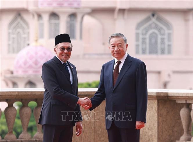 Tổng Bí thư Tô Lâm và Thủ tướng Malaysia Anwar Ibrahim chụp ảnh chung. Ảnh: Thống Nhất/TTXVN Tổng Bí thư Tô Lâm và Thủ tướng Malaysia Anwar Ibrahim chụp ảnh chung. Ảnh: Thống Nhất/TTXVN