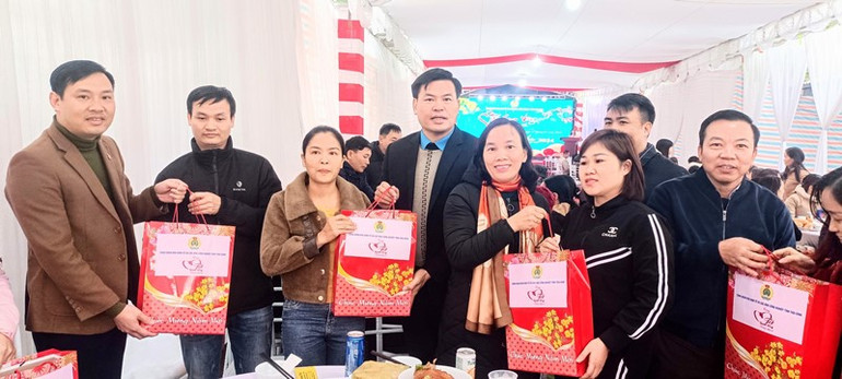 Công đoàn Khu kinh tế và các Khu công nghiệp tỉnh Thái Bình tặng quà Tết công nhân lao động có hoàn cảnh khó khăn. Ảnh: Mai Tú
