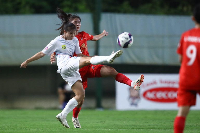 U19 nữ Hà Nội (áo trắng) chiến đấu kiên cường để mang về 1 điểm trước U19 nữ Phong Phú Hà Nam. (Ảnh: VFF)