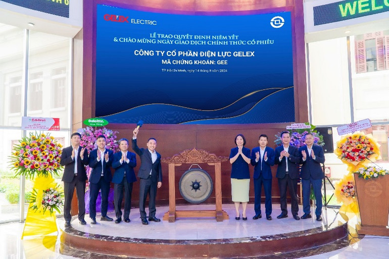 Ban lãnh đạo GELEX Electric thực hiện nghi thức đánh chiêng chào mừng ngày giao dịch đầu tiên cổ phiếu GEE trên HoSe. Ban lãnh đạo GELEX Electric thực hiện nghi thức đánh chiêng chào mừng ngày giao dịch đầu tiên cổ phiếu GEE trên HoSe.